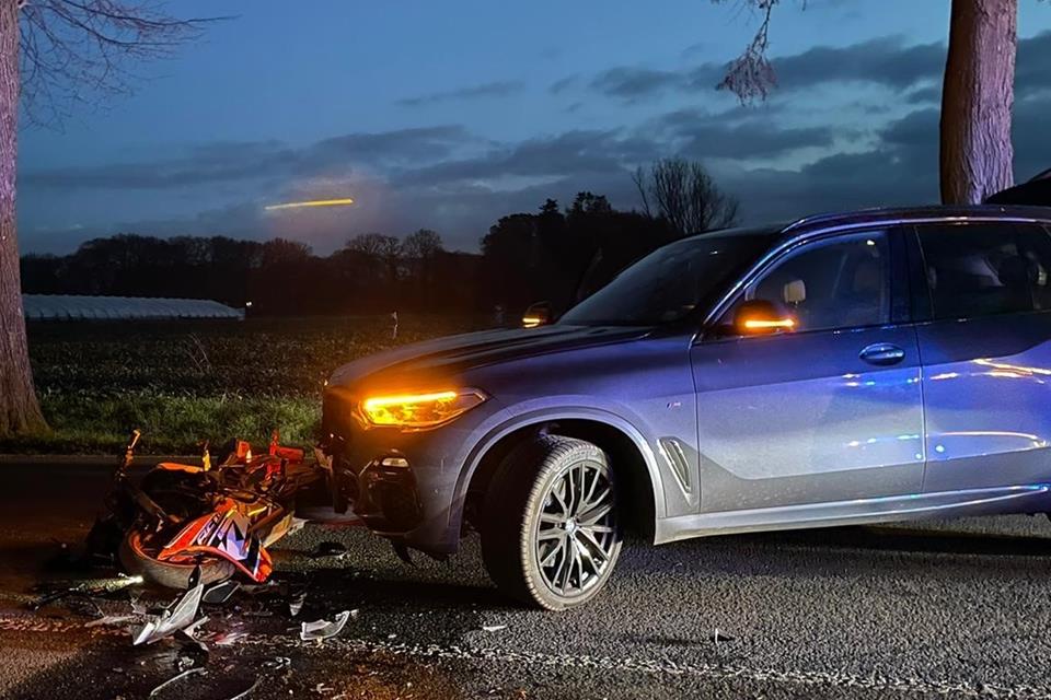 Beim Abbiegen stieß der Fahrer des SUV mit dem Motorradfahrer zusammen.