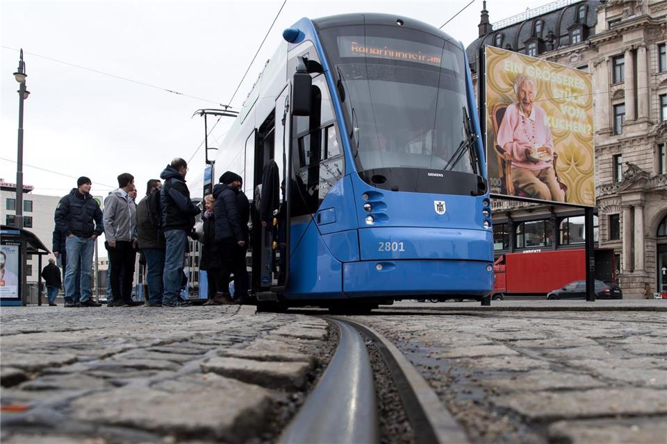 Beim Abbiegen stieß die Frau mit einer Trambahn zusammen. (Symbolbild)Sven Hoppe/dpa