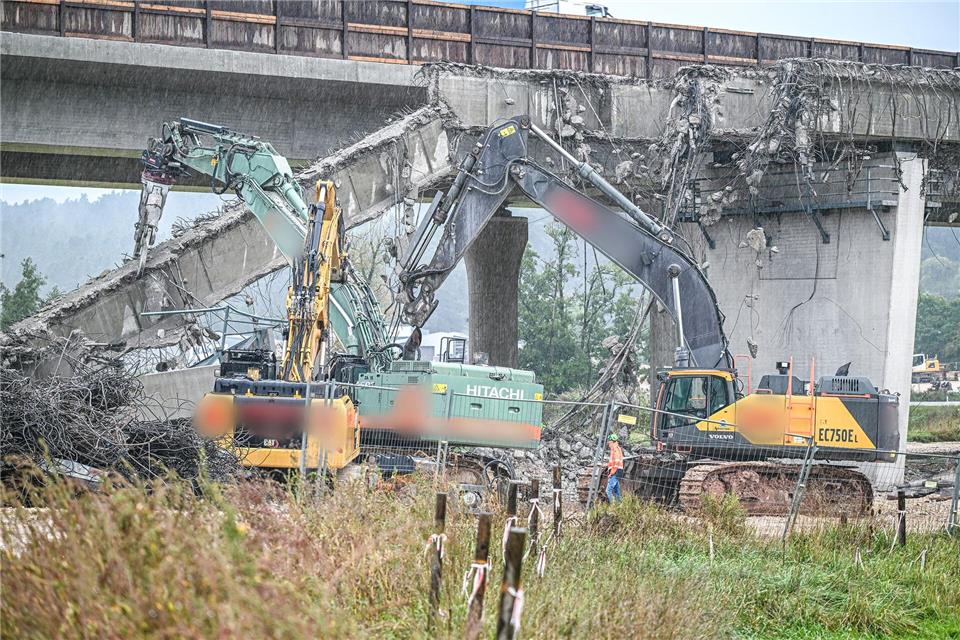 Beim Abriss einer alten Autobahnbrücke ist ein Bauteil auf einen Bagger gestürzt, der Baggerfahrer kam dabei ums Leben.Jason Tschepljakow/dpa
