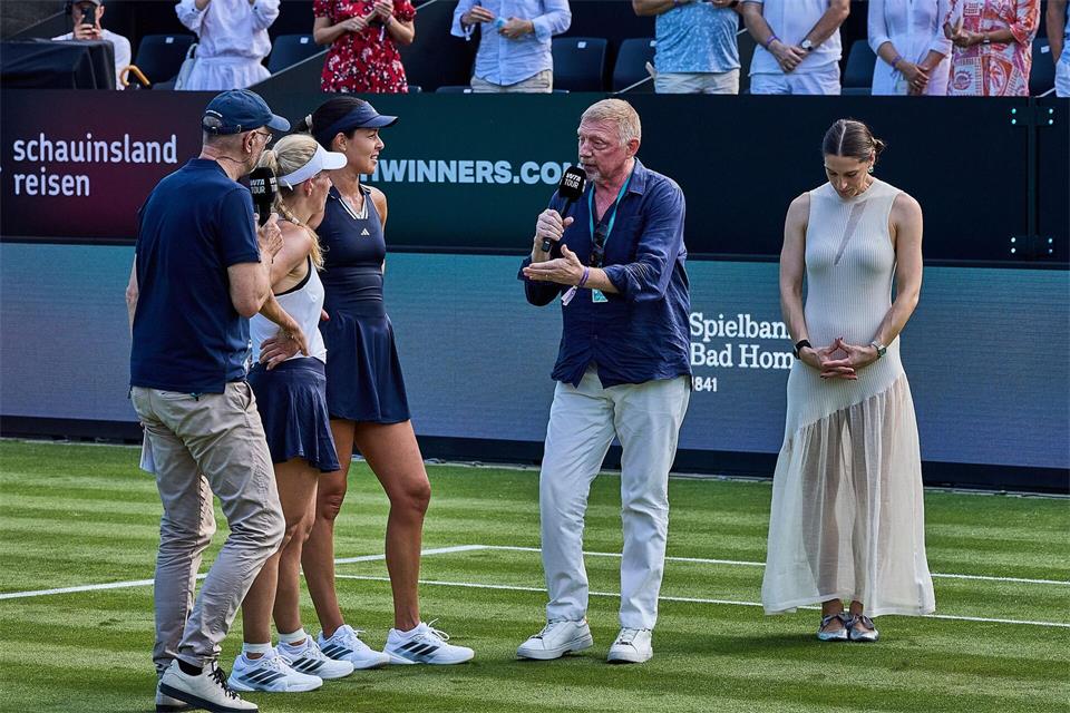 Beim Abschiedsspiel von Angelique Kerber (Zweite von links) stand auch Boris Becker auf dem Platz. (Archivbild)Mathias Schulz/dpa