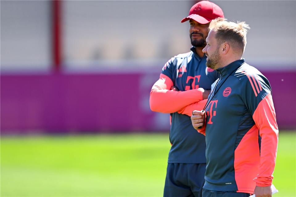 Beim Abschlusstraining in München war der gesperrte Cheftrainer Vincent Kompany noch ganz normal dabei. Rechts sein Assistent Aaron Danks, der im Pariser Prinzenpark die Chefrolle übernehmen wird.Sven Hoppe/dpa