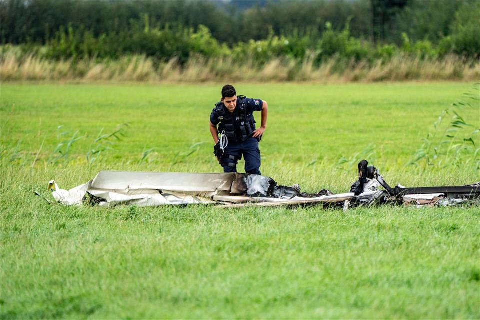 Beim Absturz eines motorisierten Leichtflugzeugs im nordrhein-westfälischen Kranenburg sind am Samstagnachmittag zwei Menschen ums Leben gekommen.Arnulf Stoffel/dpa