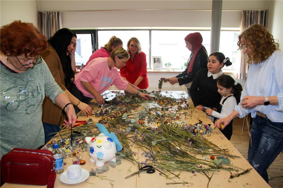 Beim Aktionstag zum Weltfrauentag im Kapitelshaus Borken hatten Besucherinnen die Möglichkeit kreativ zu werden - unter anderem, indem sie Kränze bastelten.