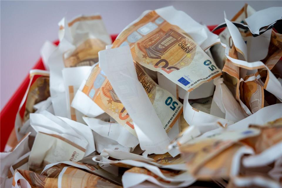 Beim Anfassen von Blüten merkt man den Unterschied zu echten Banknoten. (Archivbild)Daniel Karmann/dpa