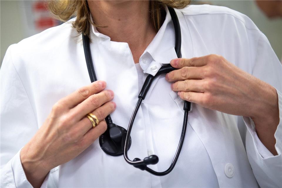 Beim Anteil von Ärztinnen belegt Hessen mit 55,0 Prozent der KBV zufolge einen mittleren Rang. (Symbolbild)Monika Skolimowska/dpa-Zentralbild/dpa