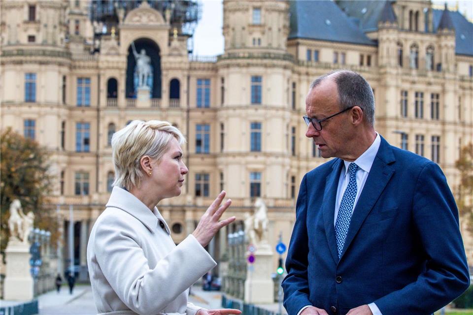 Beim Antrittsbesuch von Kanzler Friedrich Merz (CDU) in Mecklenburg-Vorpommern sprach er mit Ministerpräsidentin Manuela Schwesig (SPD) unter anderem über die Häfen und über die Wolgaster Peenebrücke.Jens Büttner/dpa