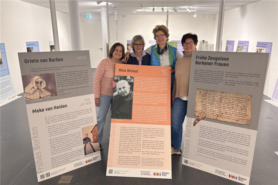 Beim Aufbau der Ausstellung (von links): Claudia Biela, Margarethe Kannengießer, Dr. Elke Vieth und Elisabeth Niermann. Zu dem Team, das die Schau im Forum Altes Rathaus Borken (Farb) vorbereitet hat, zählt außerdem Anna-Maria Berg.