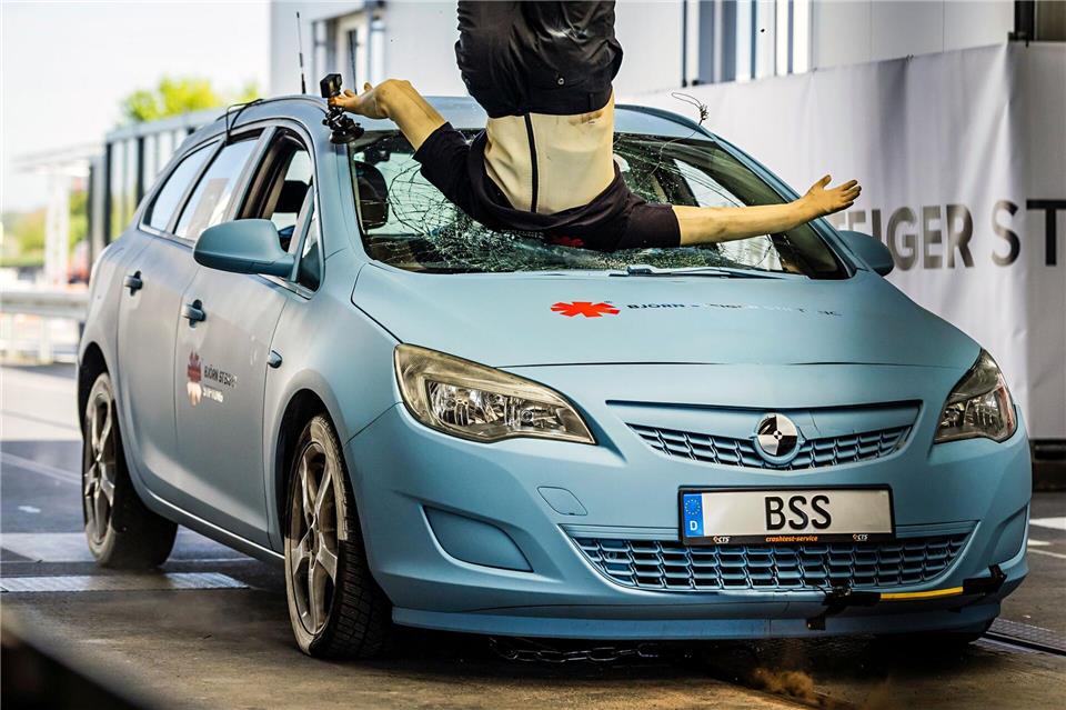 Beim Aufprall versplittert die Windschutzscheibe des heranfahrenden Autos. Lars Berg/dpa