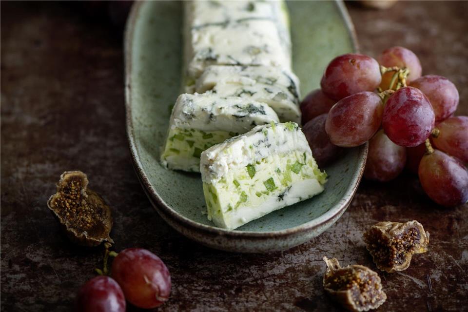 Beim Aufschneiden der Roquefort-Terrine kommen deren Schichten gut zur Geltung.Valerie Hammacher/ars vivendi/dpa-tmn