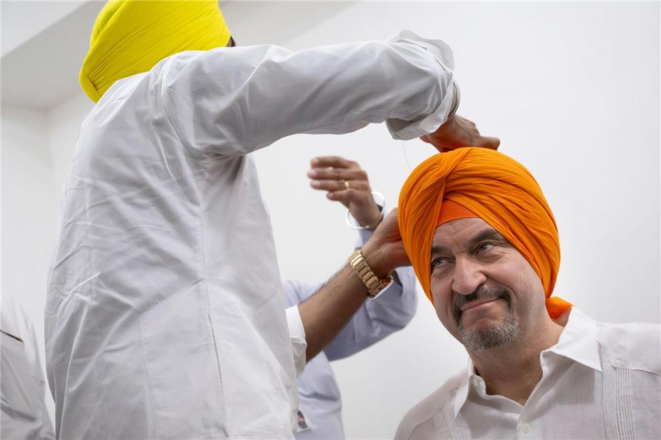 Beim Auslandsbesuch in Indien lässt sich Söder einen Turban anlegen - ein perfektes Fotomotiv für die sozialen Netzwerke. (Archivbild)Peter Kneffel/dpa