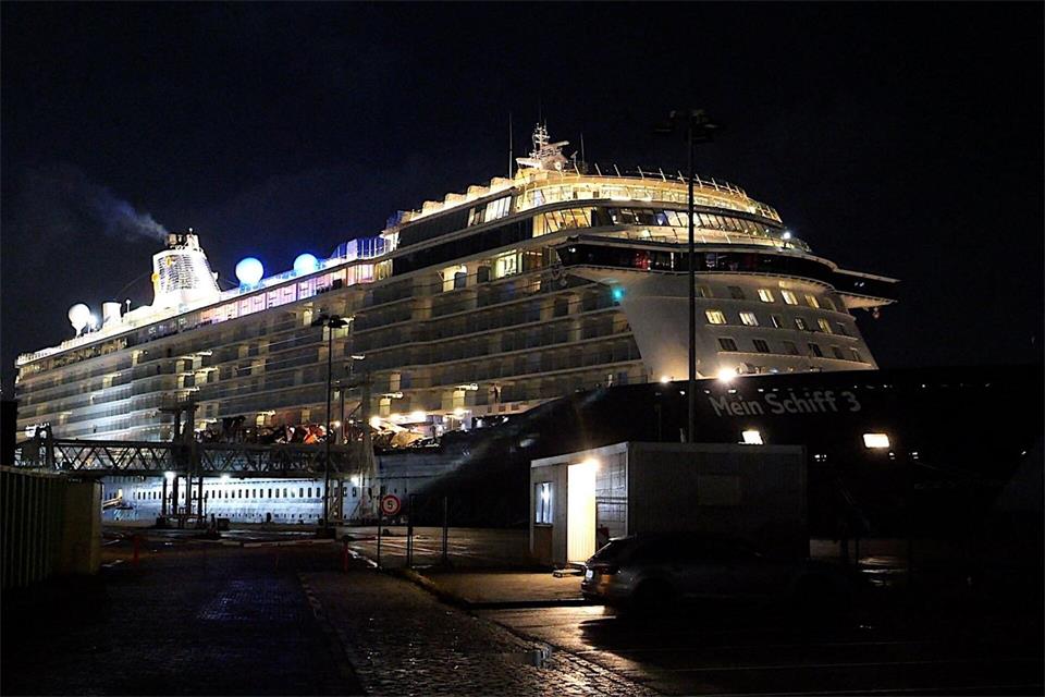 Beim Auslaufen der „Mein Schiff 3“ in Bremerhaven ist es zu einem Unfall gekommen.Jörn Hüneke/dpa