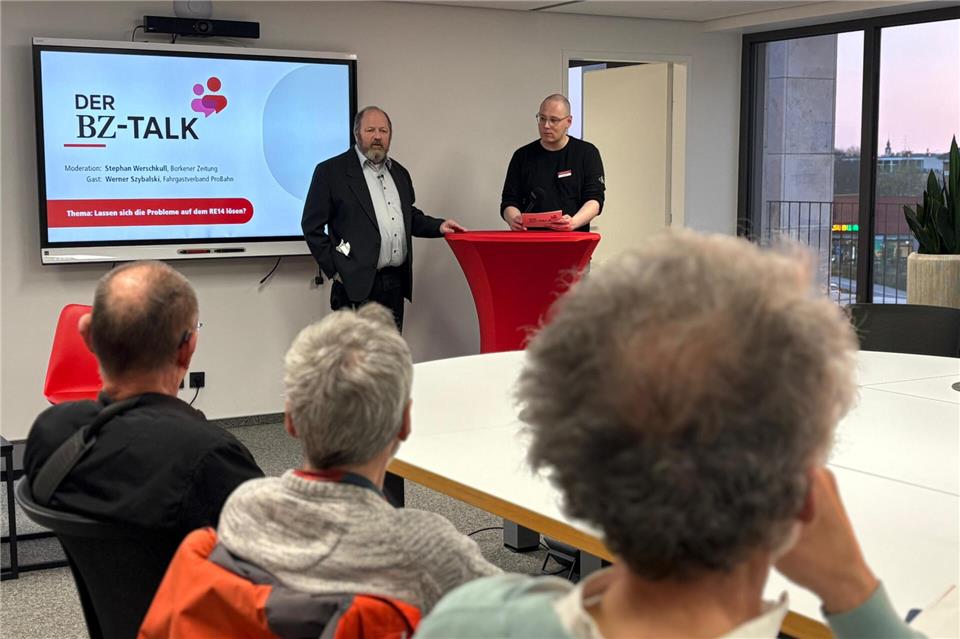 Beim BZ-Talk sprachen Werner Szybalski (ProBahn Münsterland, links) und BZ-Redakteur Stephan Werschkull über die Probleme auf der Linie RE 14.
