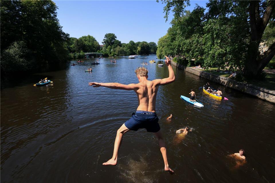 Beim Baden in den Hamburger Gewässern steigen aufgrund der Hitze die gesundheitlichen Risiken. (Archivbild) Christian Charisius/dpa