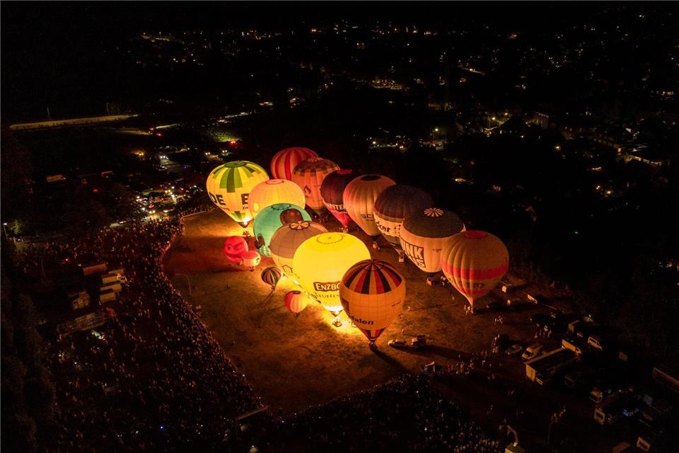 Beim Ballonglühen wird die Ballonhülle zum Lampenschirm.David Ebener/dpa