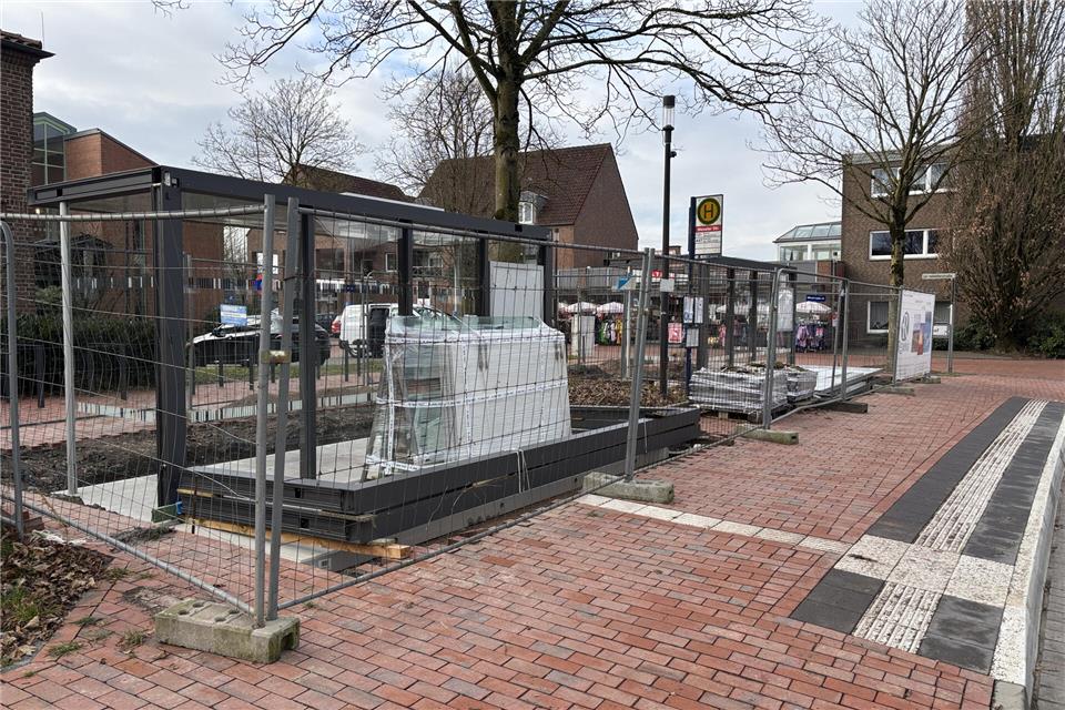 Beim Bau der Mobilstationen in Raesfeld und Erle (hier am Raesfelder Rathaus) wird zunächst auf digitale Infosysteme für die Fahrgäste verzichtet.