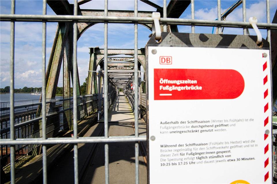 Beim Bau der neuen Brücke kam es zu Verzögerungen - sie soll nun zum Ende des Jahres 2027 in Betrieb gehen. Frank Molter/dpa