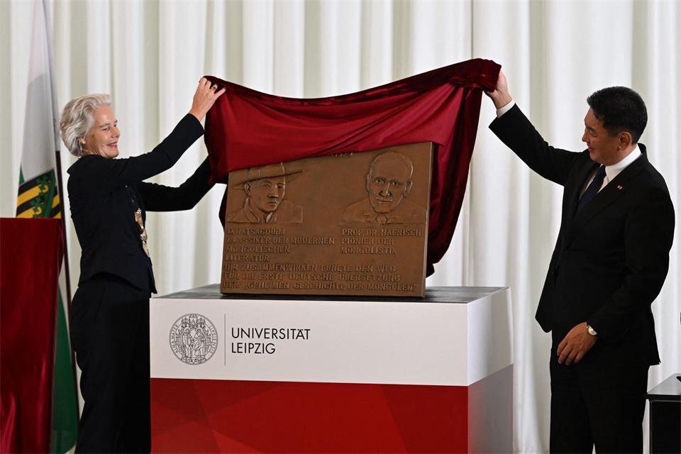 Beim Besuch des mongolischen Präsidenten Khurelsukh Ukhnaa an der Universität Leipzig wurde eine Gedenktafel für zwei Forscher enthüllt. Hendrik Schmidt/dpa