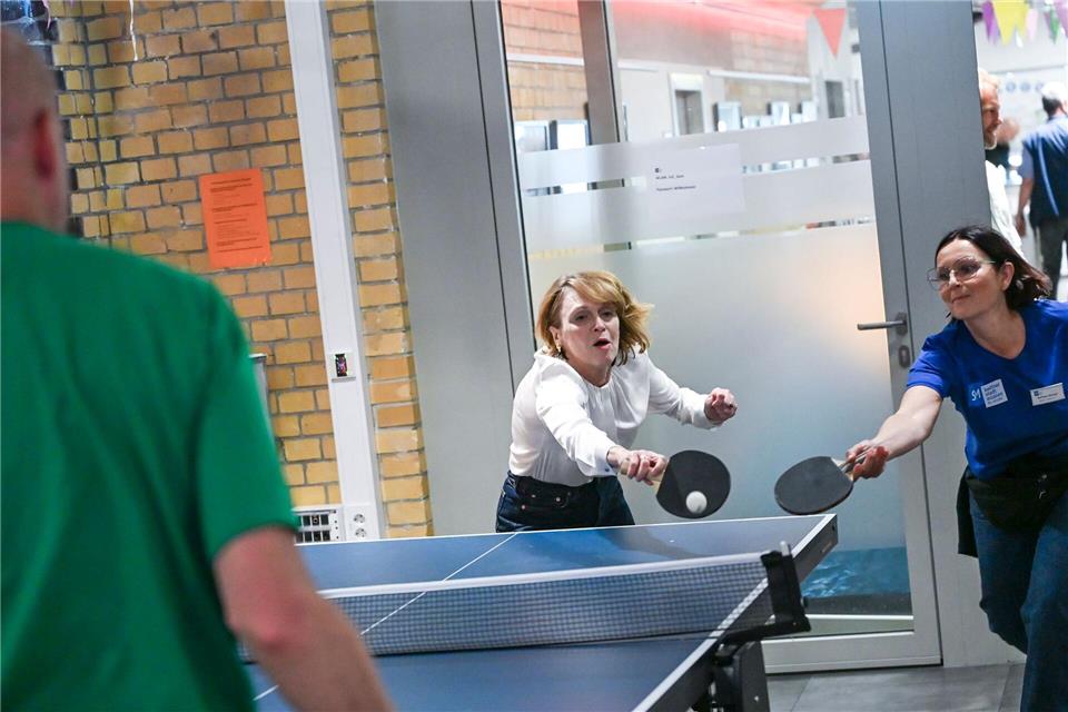 Beim Besuch ging es auch sportlich zu.Jens Kalaene/dpa