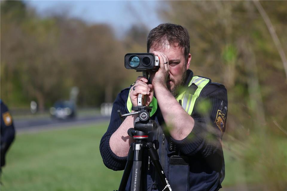 Beim Blitzmarathon werden rund 1.570 Messstellen auf Autobahnen, auf Bundes-, Land- und Kreisstraßen sowie innerorts installiert.Daniel Löb/dpa