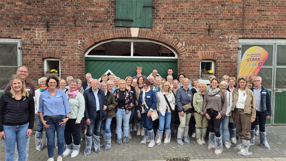 Beim Borkener Bäuerinnen-Forum auf dem Hof Gesing informierten sich 45 Teilnehmerinnen und Teilnehmer über die regionale Brotproduktion, moderne Landwirtschaft und innovative Technik in der Milchviehhaltung.
