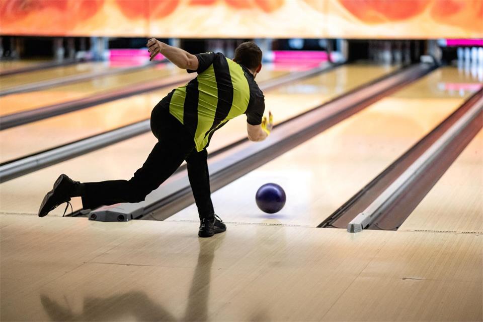 Beim Bowling spielt auch die richtige Technik eine Rolle.Fabian Sommer/dpa