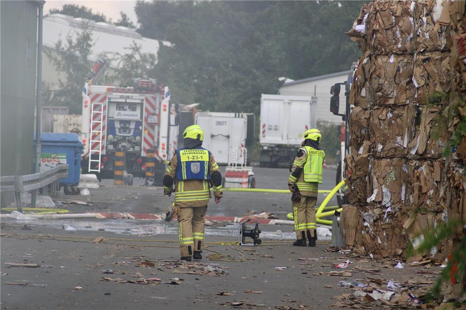 Beim Brand auf dem Gelände einer Entsorgungsfirma entstand viel Rauch, der Schaden hielt sich aber in Grenzen. Kai Moorschlatt/dpa