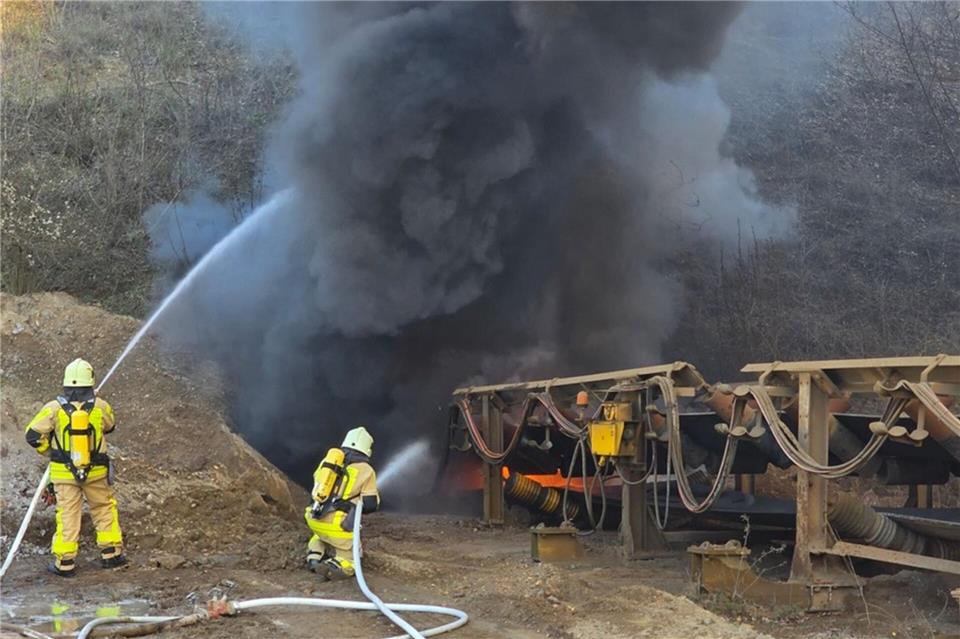 Beim Brand entwickelten sich hohe Temperaturen, die die Löscharbeiten erschwerten.Feuerwehr Grevenbroich/dpa