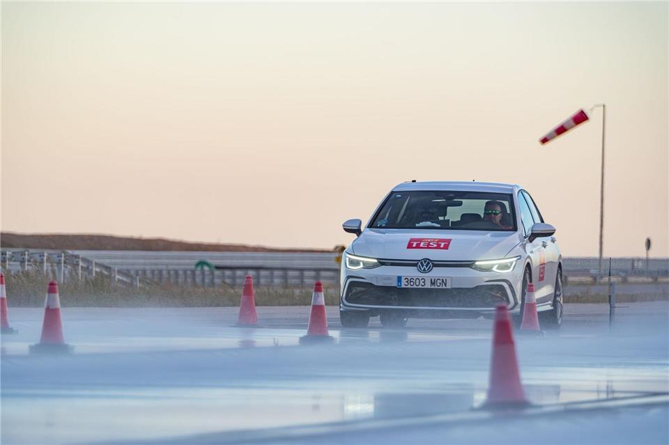 Beim Bremstest auf nasser Fahrbahn wurde eine Vollbremsung bei einer Geschwindigkeit von 80 km/h durchgeführt.Konstantin Tschovikov/ACE/dpa-tmn