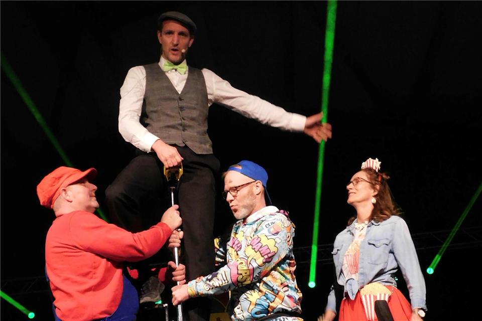 Beim Büttabend gehörte auch die Fahrt auf dem Einrad zum Programm.