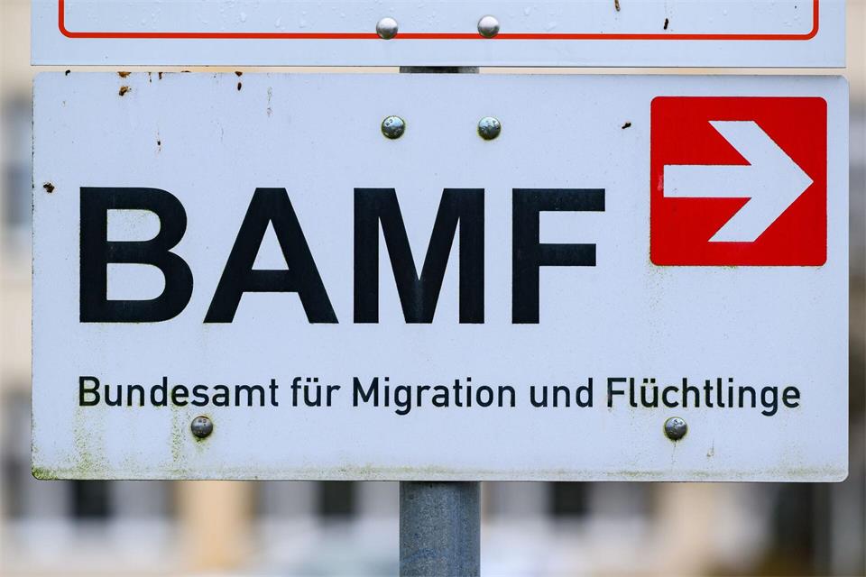 Beim Bundesamt für Migration und Flüchtlinge (Bamf) werden aktuell weniger Asylerstanträge gestellt. Der Anteil derjenigen, die erst einmal bleiben dürfen, steigt. (Symbolbild) Patrick Pleul/dpa