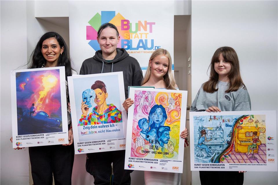 Beim Bundeswettbewerb „bunt statt blau“ sind Schülerinnen aus Berlin und Brandenburg für ihre Plakate ausgezeichnet worden. Christophe Gateau/dpa