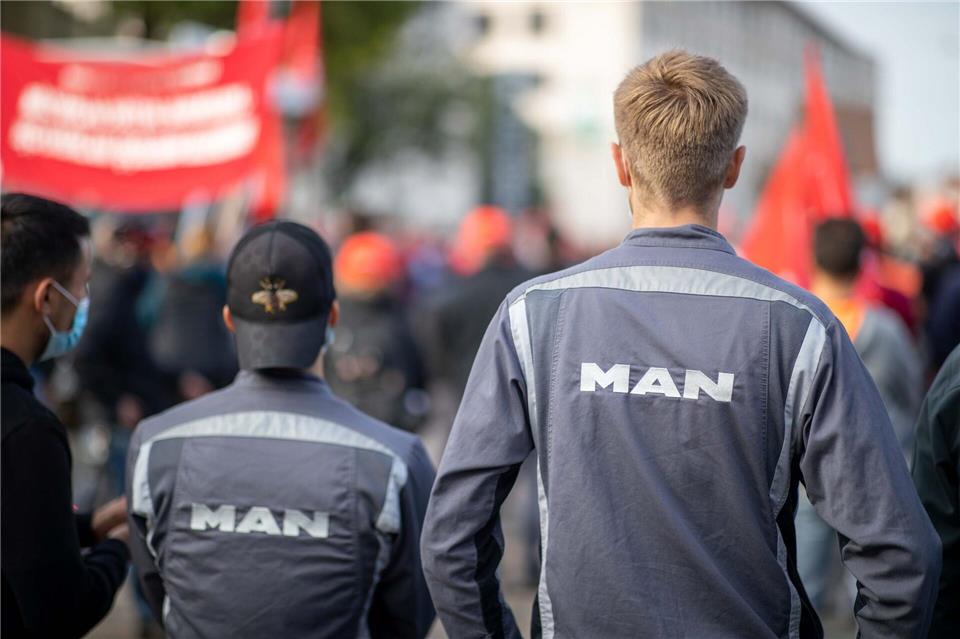 Beim Bus- und Lastwagenhersteller MAN gibt es eine Einigung zum geplanten Stellenabbau. Daniel Karmann/dpa