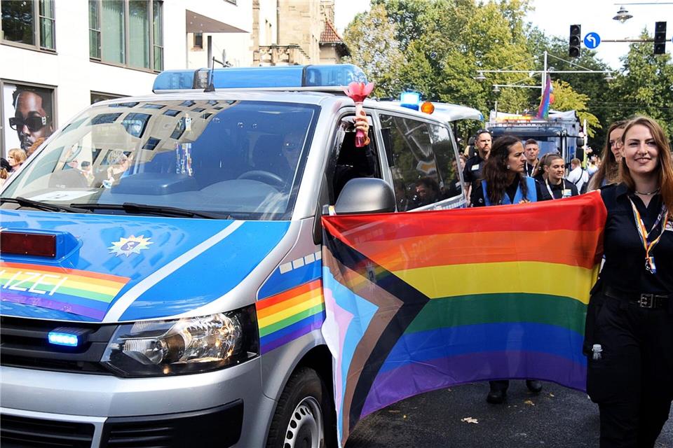 Beim CSD 2025 waren Einsatzfahrzeuge der Polizei mit Regenbogenfarben verziert. (Archivfoto) Jörn Hüneke/dpa