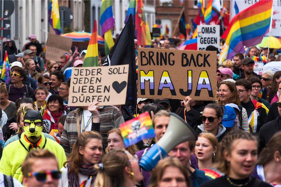 Beim CSD in Grevesmühlen war die Forderung nach Toleranz und Achtung ein bestimmendes Thema.    Marcus Golejewski/dpa