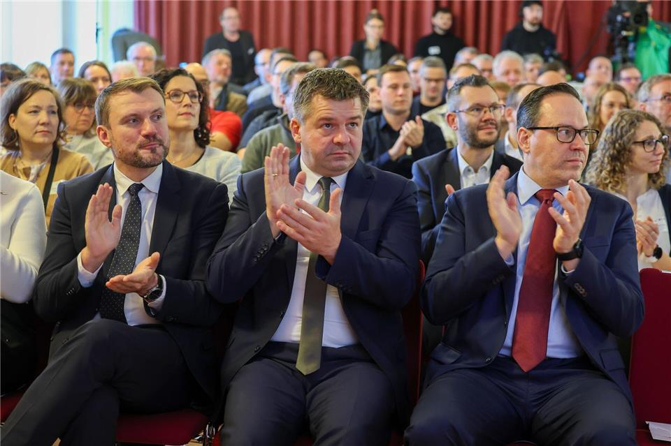 Beim Chemiegipfel Ostdeutschland in Böhlen beraten Politik, Wirtschaft und Gewerkschaften über Hilfen für die Chemieindustrie und den Erhalt von Arbeitsplätzen.Jan Woitas/dpa