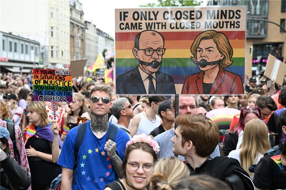 Beim Christopher Street Day in Berlin trugen einige Teilnehmer satirische Plakate. (Archivbild)Bernd von Jutrczenka/dpa