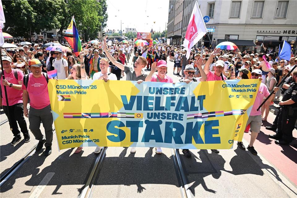 Beim Christopher Street Day in München nahm Oberbürgermeister Dominik Krause mit seinem Lebensgefährten Sebastian Müller teil. (Archivbild)Felix Hörhager/dpa