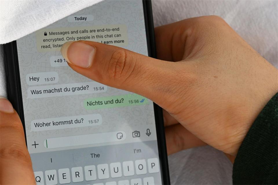 Beim Cybergrooming manipulieren Täter gezielt Kinder und Jugendliche (Archivbild).Elisa Schu/dpa