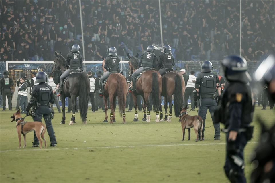 Beim DFB-Pokalspiel in Mannheim war auch berittene Polizei auf dem Spielfeld. (Archivbild)picture alliance / Foto Huebner