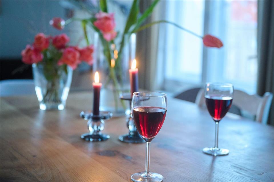 Beim Date entscheiden sich junge Menschen häufiger für Wein. (Symbolbild)Annette Riedl/dpa