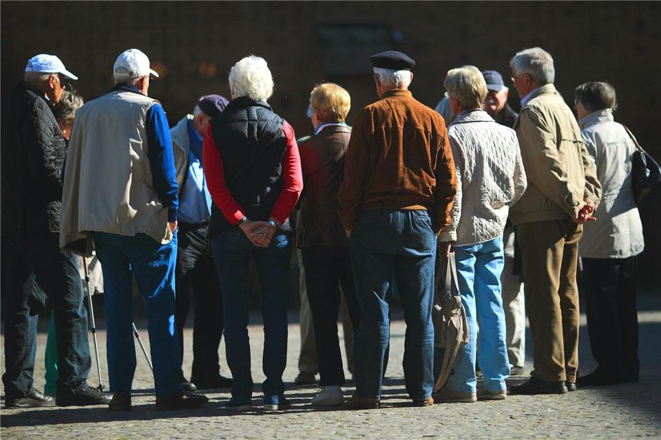 Beim Demografiepreis werden Initiativen gesucht, die das Zusammenleben in Sachsen-Anhalt bereichern und stärken. (Symbolbild)Jens Wolf/dpa