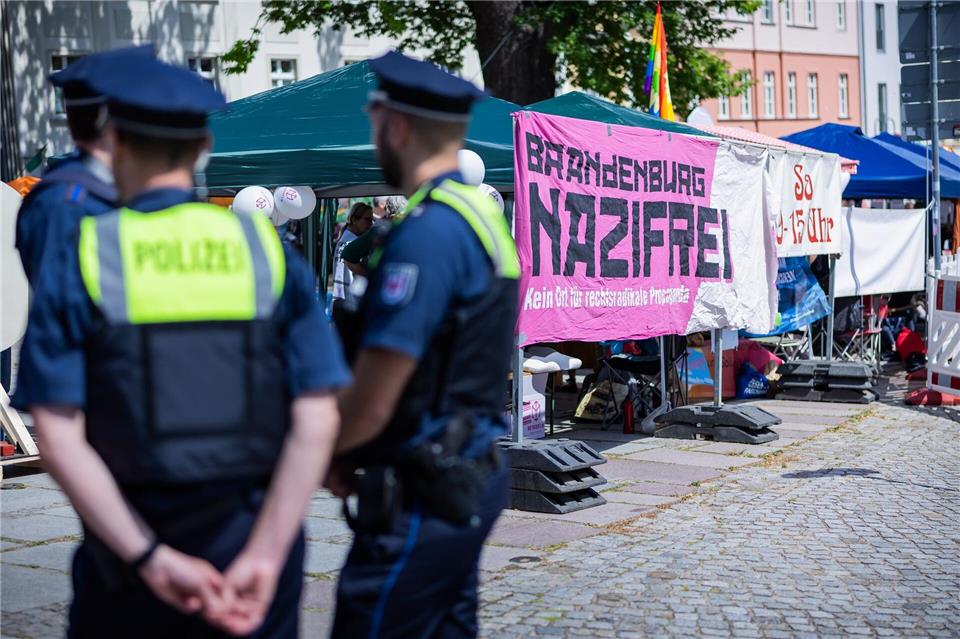 Beim Demokratiefest in Bad Freienwalde sind nach einem Angriff im vergangenen Jahr mehr Polizisten im Einsatz.  Christoph Soeder/dpa