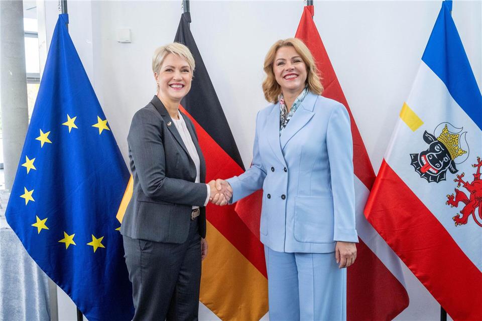 Beim Deutsch-Lettischen Wirtschaftstag in Rostock sprachen MV-Ministerpräsidentin Manuela Schwesig (SPD) und ihre lettische Amtskollegin Evika Silina auch über Verteidigungspolitik.Stefan Sauer/dpa