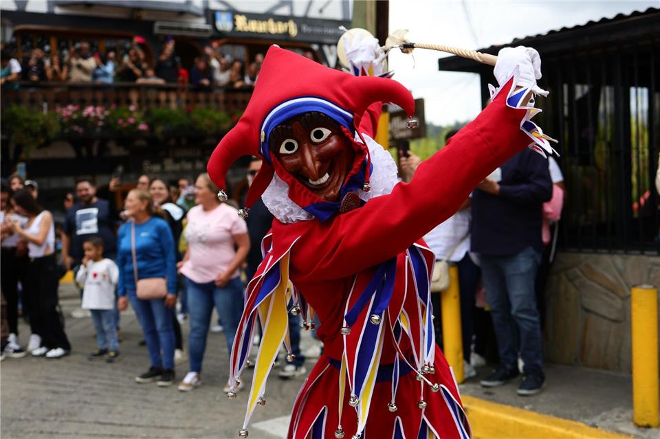 Beim Deutsch-Venezolanischen Festumzug im Rahmen der Karnevalsfeiern in Colonia Tovar in Venezuela zieht ein Jokili durch die Straßen. Javier Campos/dpa