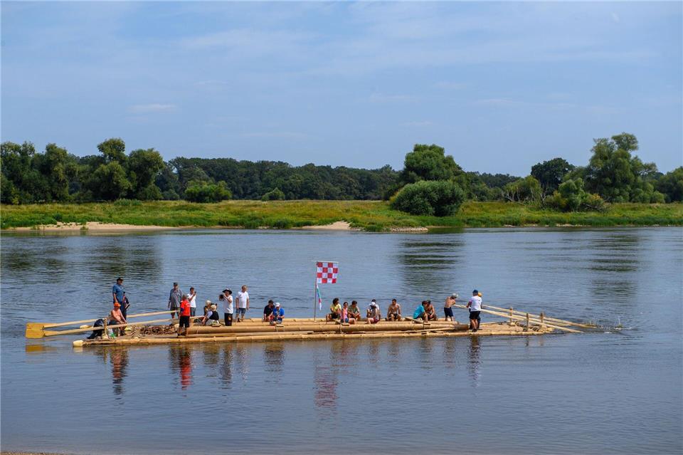 Beim Deutschen Flößertag in Magdeburg soll es mit einem selbstgebauten Floß über die Elbe gehen. (Archivbild)Klaus-Dietmar Gabbert/dpa
