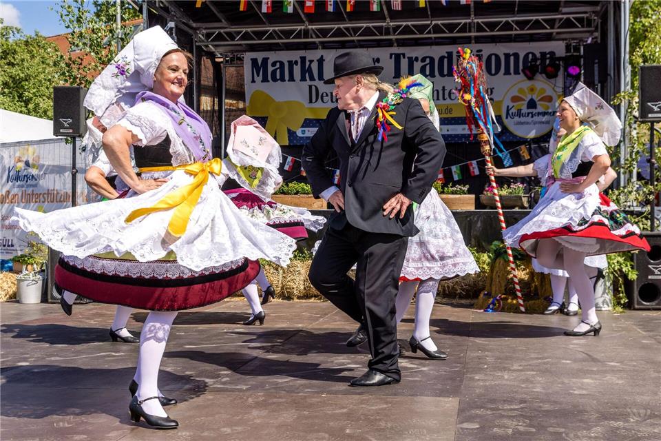 Beim Deutschen Trachtentag in Lübbenau im Spreewald können Brauchtum und traditionelle Kleidung bewundert werden.Frank Hammerschmidt/dpa