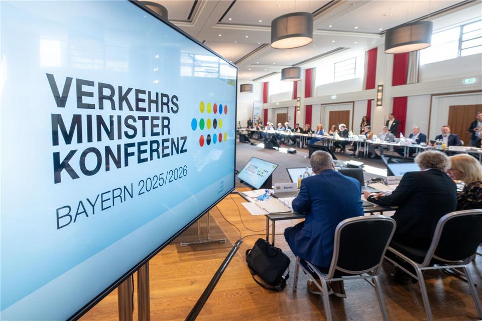 Beim Deutschlandticket stellte die Verkehrsministerkonferenz die Weichen für einen Preismechanismus, der ab 2027 gelten soll. Armin Weigel/dpa