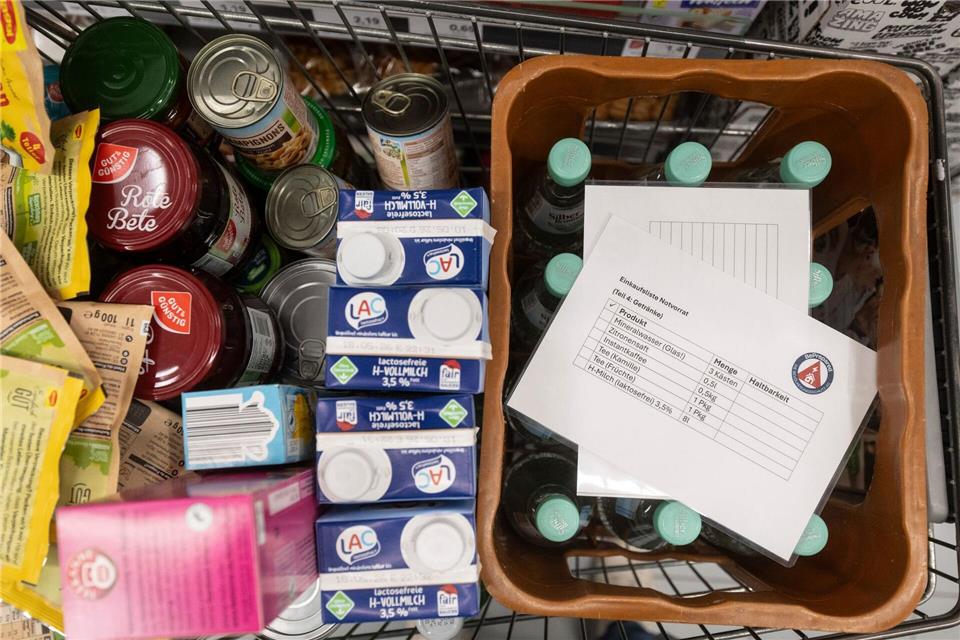 Beim Einkauf für eine vierköpfige Familie landen kiloweise Konserven und literweise Milch im Einkaufswagen.Marijan Murat/dpa