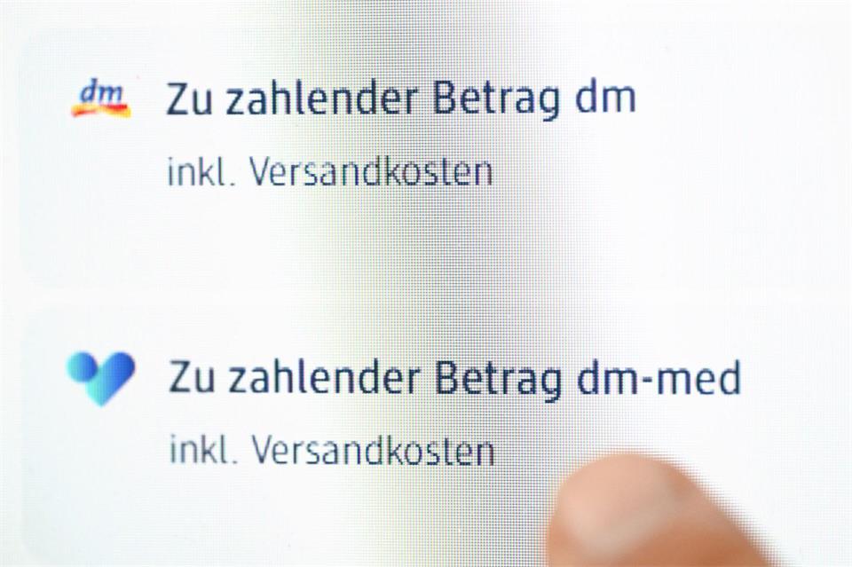Beim Einkauf werden Produkte von dm und von dm-med getrennt ausgewiesen. Bernd Weißbrod/dpa