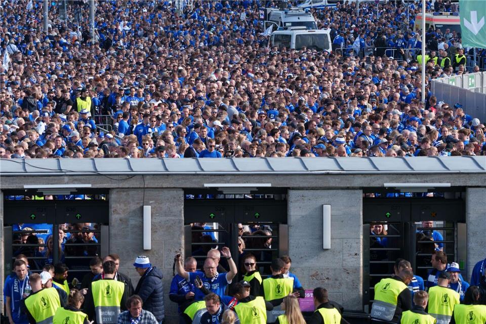 Beim Einlass der Bielefeld-Fans gab es im vergangenen Jahr große Probleme. (Archivbild)Soeren Stache/dpa